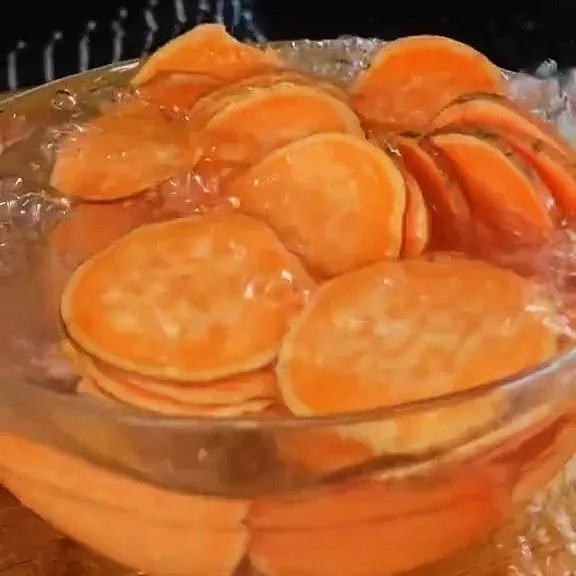 Rendam dan bersihkan ubi yang sudah diparut tadi.