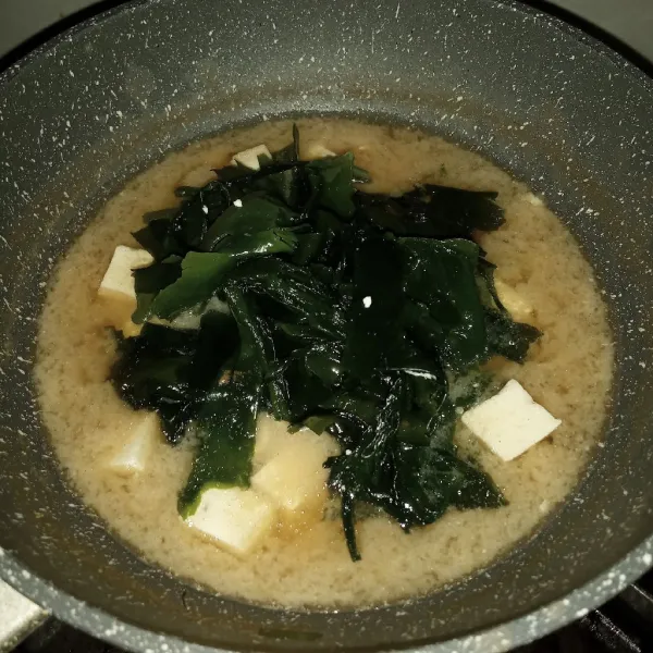 Masukkan rumput laut. Masak sampai semua matang. Cek rasa.
