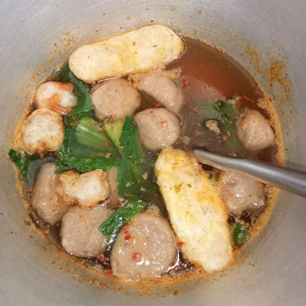 Lalu masukkan pangsit aci dan kerupuk lidah, aduk hingga tercampur rata. Matikan api.