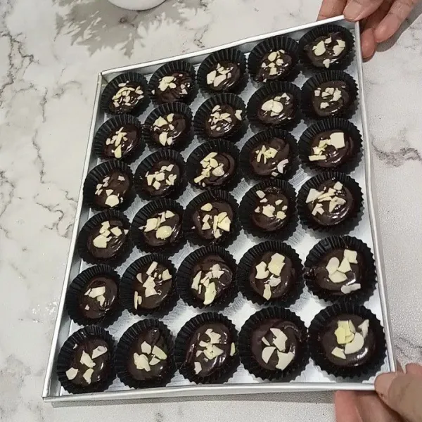 Beri topping kacang almond.