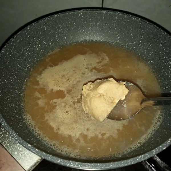 Rebus air sampai mendidih. Masukkan dashi instan dan pasta miso  masak beberapa saat.