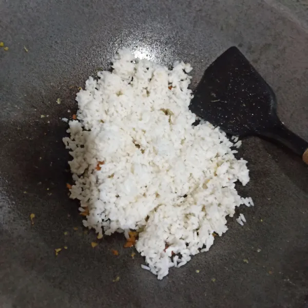 Masukkan nasi dingin. Aduk rata.