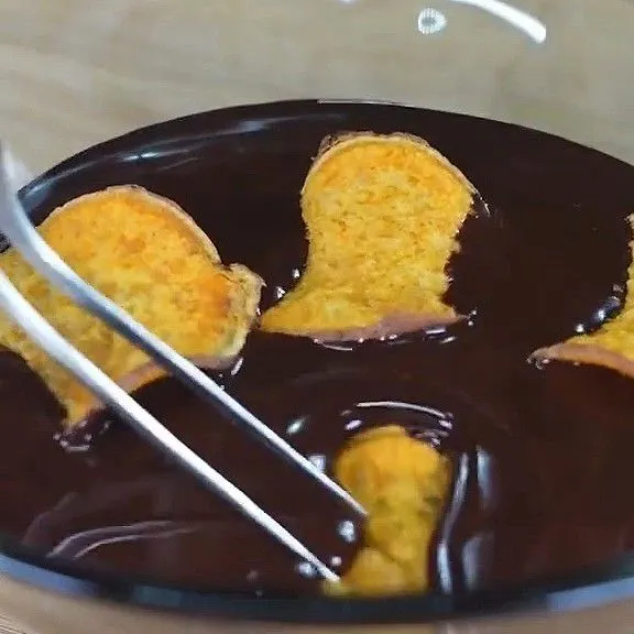 celupkan ubi kedalam cokelat yang sudah dilelehkan.