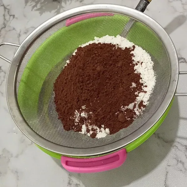 Masukan terigu, coklat bubuk, dan garam sambil diayak lalu aduk hingga rata.