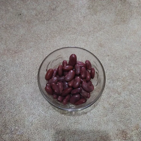 Rebus kacang merah sampai empuk, lalu tiriskan.