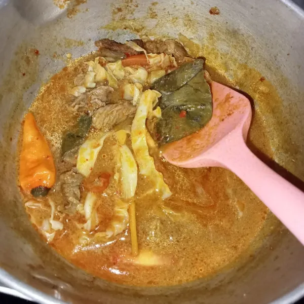 Masak hingga kuah mengental tes rasa dan matikan api. Sajikan.