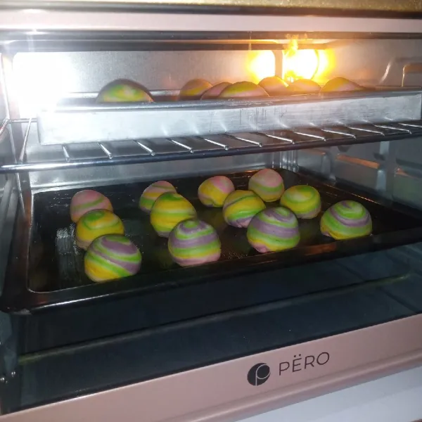 Panaskan oven selama 20 menit. Masukkan adonan. Panggang selama 30 menit/sampai matang dengan suhu 180° api atas bawah. Angkat dan sajikan.