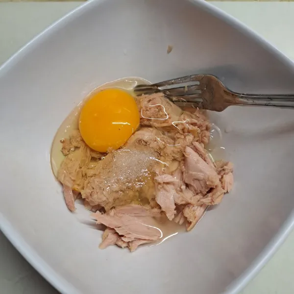 Campur telur dan ikan tuna. Aduk rata, sisihkan.