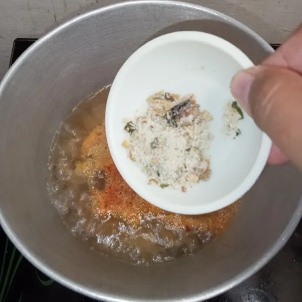 Masukkan bumbu bakso dan kaldu jamur aduk rata.