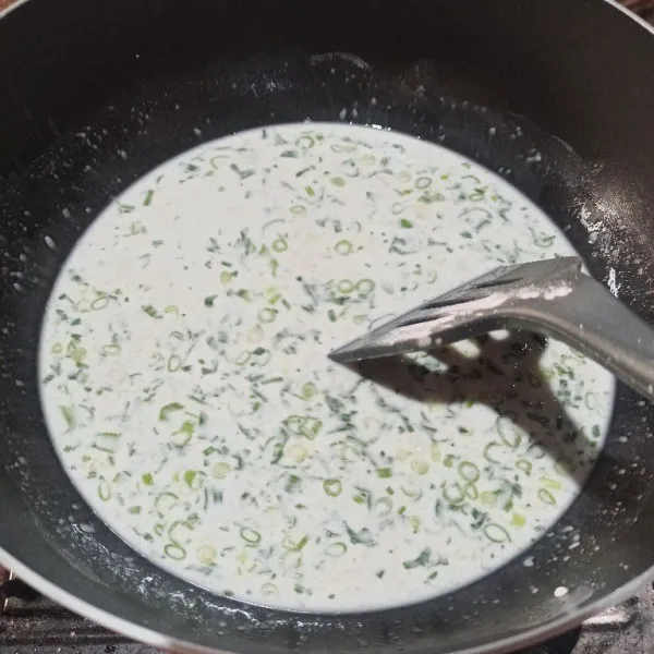 Masak adonan sampai bening