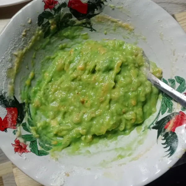 Kemudian beri pasta pandan, aduk kembali sampai tercampur rata.