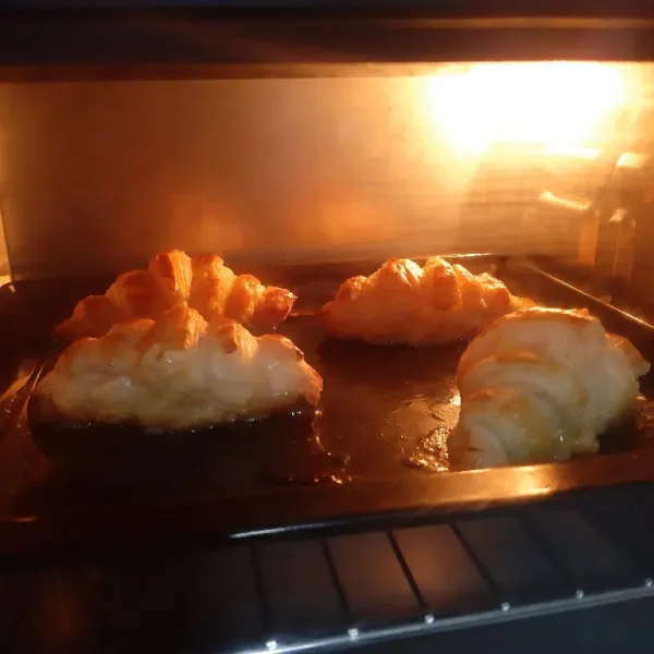 Panggang di oven, suhu 180⁰C selama 30 menit atau hingga matang.