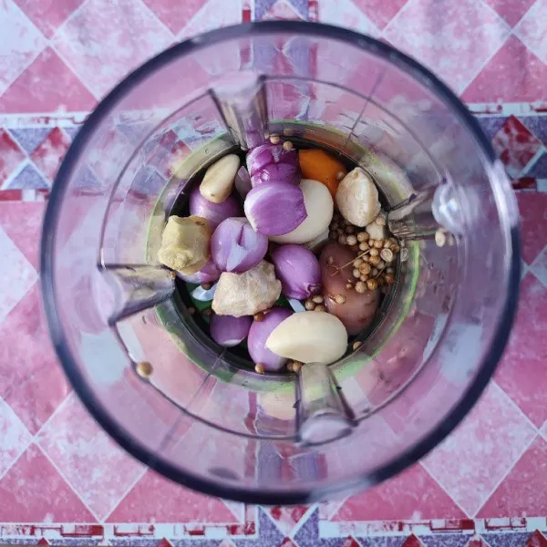 Blender bumbu yang dihaluskan dengan sedikit air, kemudian tumis hingga air menyusut.