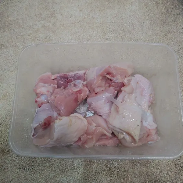 Potong ayam menjadi 8 bagian, kemudian cuci hingga bersih dan lap pakai tisu dapur agar airnya sedikit teresap.