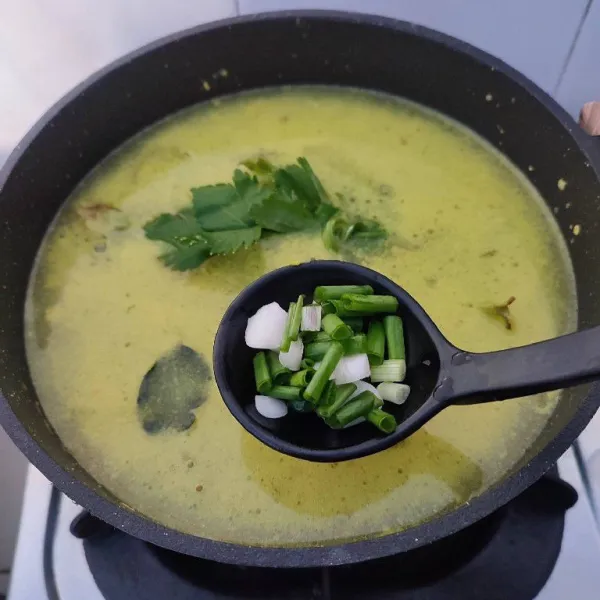 Tambahkan irisan daun bawang dan seledri.