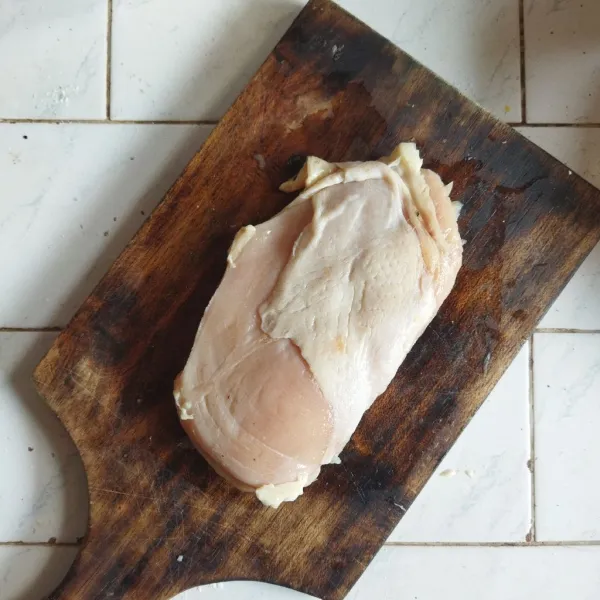 Bersihkan dada ayam, potong tipis memanjang. Marinasi dengan garam dan merica sisihkan setengah jam.