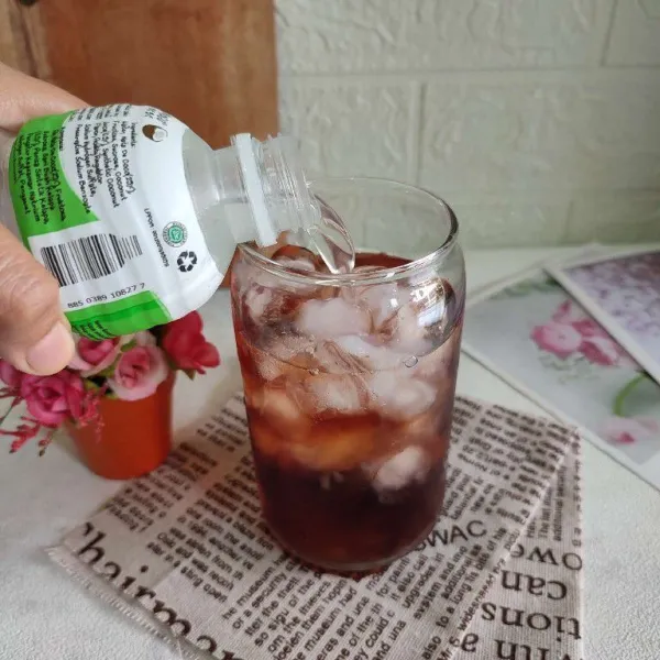Kemudian beri minuman nata de coco dan sirup vanila.