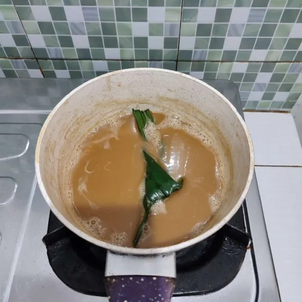 Masak kembali hingga mendidih kemudian matikan api, biarkan uap panas hilang.
