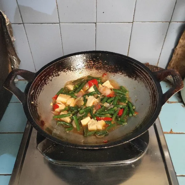 Masak hingga matang dan bumbu meresap, lalu angkat dan sajikan.