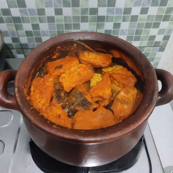 Masak dengan cara di sangai (memasak dengan api kecil hingga air berkuang dan kuah kental) seperti di foto. Ciri Khas pangek darek adalah kuahnya yang kental dan pekat. Airnya benar-benar sudah berkurang banyak. Setelah itu matikan api. Selama memasak tidak perlu dibolak-balik. Biarkan terus dimasak sambil ditutup sampai matang.