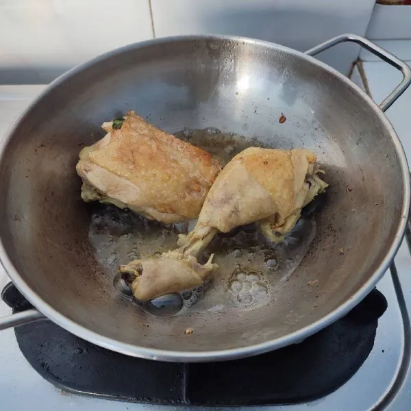 Angkat ayam kemudian goreng hingga kecokelatan, lalu tiriskan dan suwir-suwir.