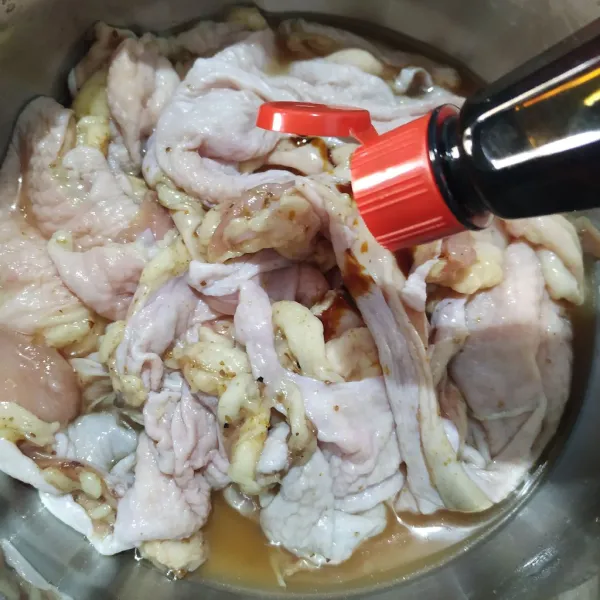 Beri kecap manis lalu aduk rata. Diamkan selama 60 menit di dalam kulkas.