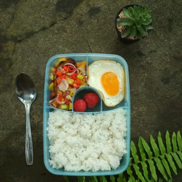 Tata dalam kotak bekal nasi, ikan asap siram dengan sambal dabu-dabu dan tambahkan bahan pelengkap