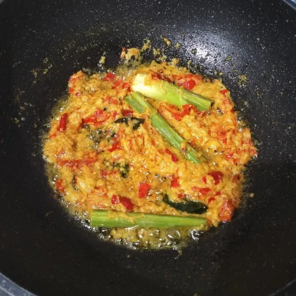 Tumis bumbu halus bersama cabe yang diulek kasar. Masukkan serai dan daun jeruk. Masak sampai bumbu matang.
