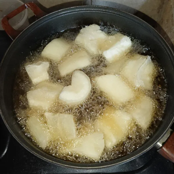 Kemudian goreng singkong sampai sedikit kecokelatan.