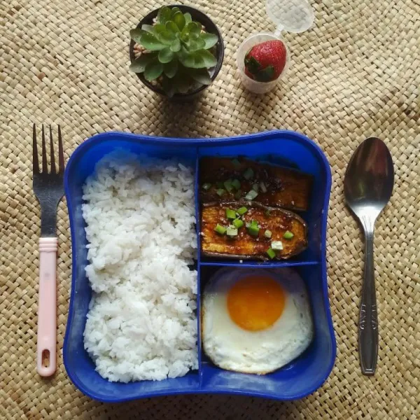 Tata nasi, terong, dan bahan pelengkap, siap untuk menjadi bekal sekolah, ke kantor atau piknik