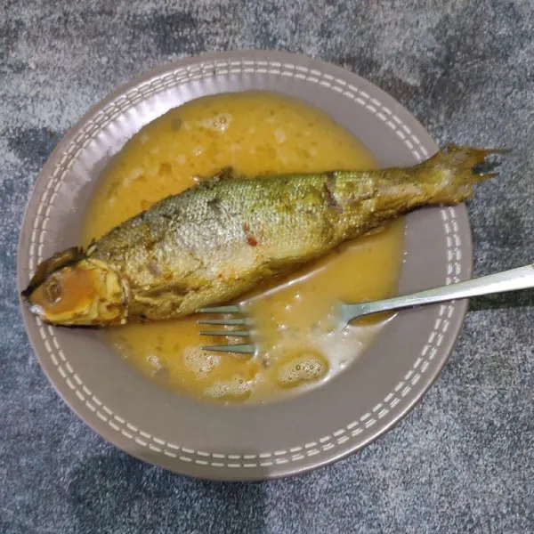 Balurkan ikan bandeng presto dengan kocokan telur.