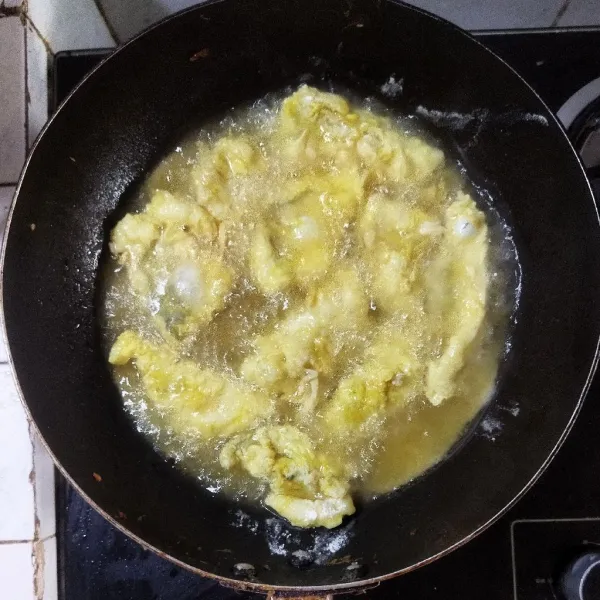 Panaskan minyak pada teflon, goreng ayam hingga kecoklatan. Angkat dan tiriskan.