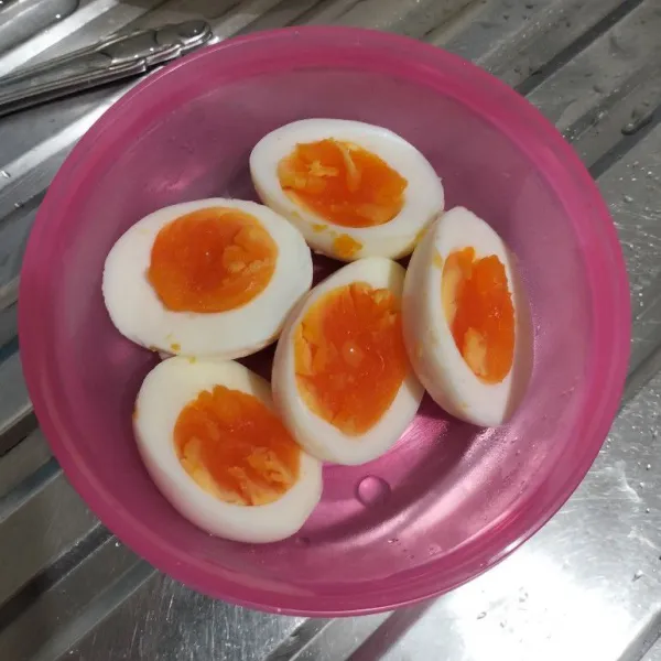 Siapkan telur rebus.