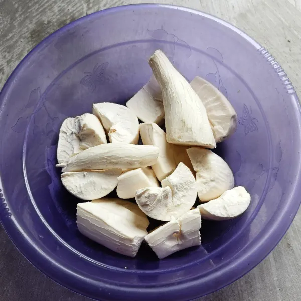 Kupas singkong dan potong-potong, lalu cuci bersih.
