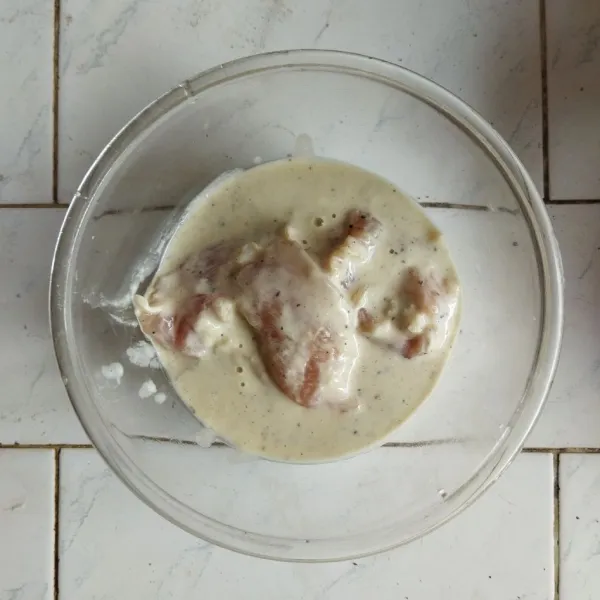 Dalam wadah, campurkan ayam fillet dengan 5 sdm tepung, telur dan tambahkan air es secukupnya. Aduk hingga tercampur rata. Sisihkan.