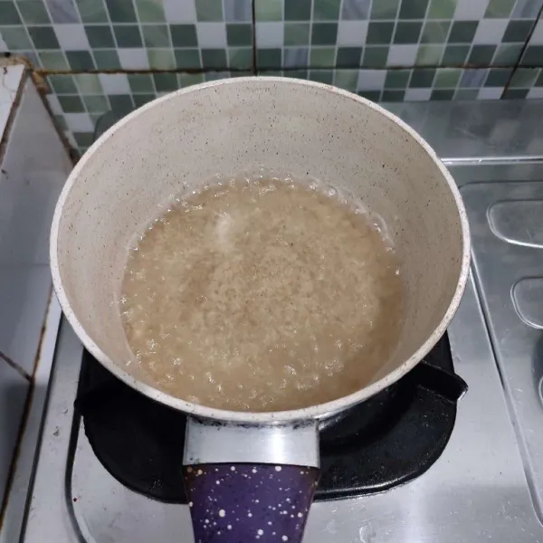 Didihkan bahan manisan hingga gula larut lalu matikan api.