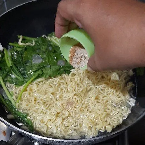 Masukkan garam, kaldu, dan lada aduk rata.