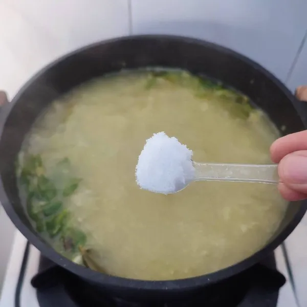 Setelah mendidih, bumbui dengan garam, gula pasir, merica bubuk dan kaldu jamur. Koreksi rasa, masak sampai bumbu meresap.