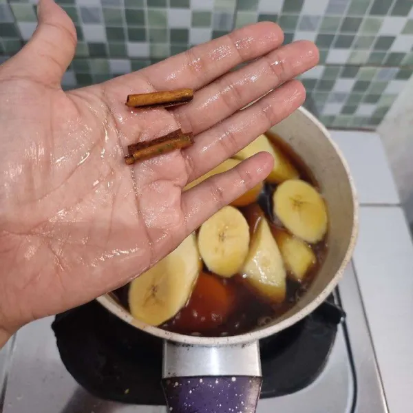 Setelah itu masukkan kayu manis.