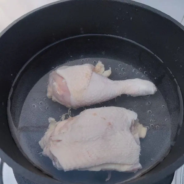 Rebus ayam potong hingga mendidih dan empuk, kemudian tiriskan dan buang air rebusan.