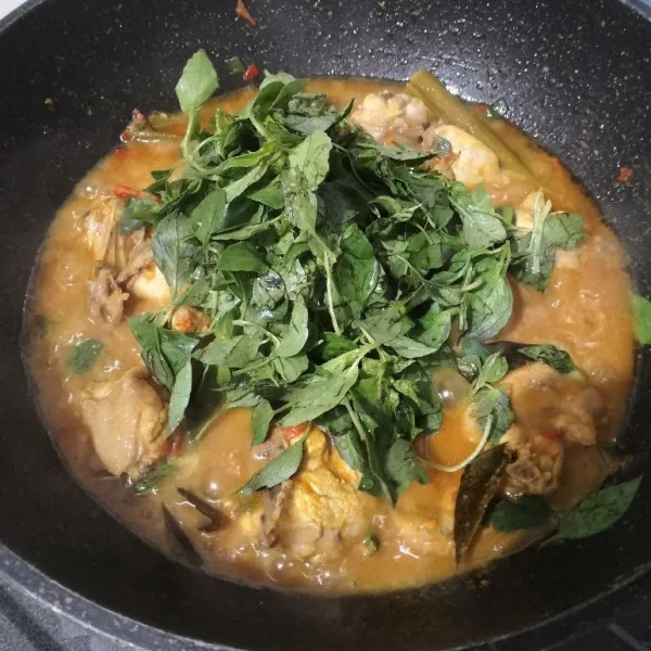 Beri garam, gula pasir, dan kaldu jamur. Aduk, tes rasa. Lalu masukkan kemangi. Masak sampai kemangi layu. Kemudian matikan kompor. Angkat. Siap disajikan.