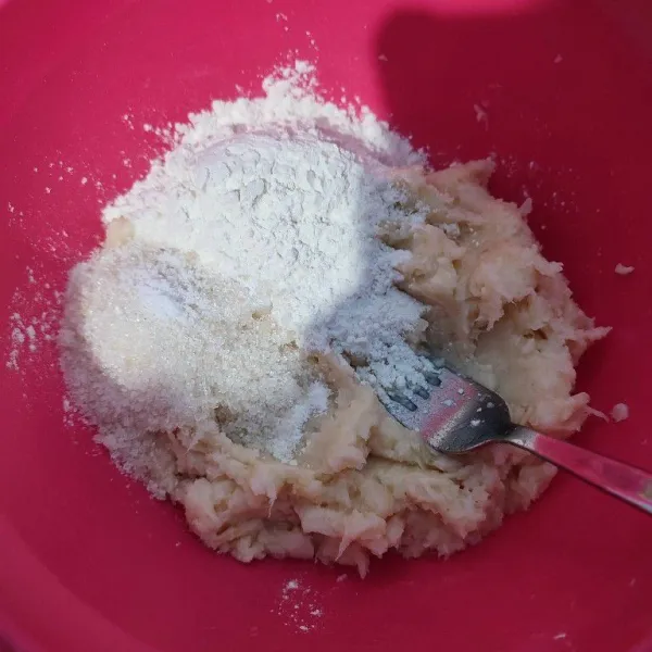 Tambahkan tepung terigu, gula pasir dan garam.