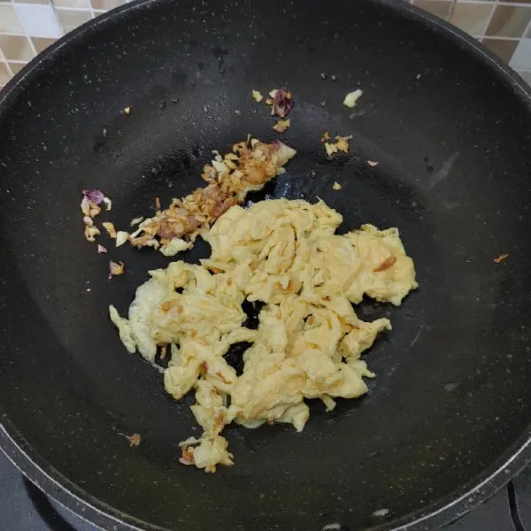 Kocok lepas telur, lalu masak orak-arik.