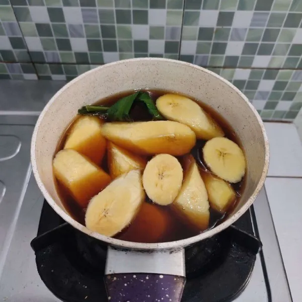 Masukkan pisang yang sudah dipotong-potong.