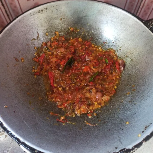Tumis bahan sambal dan daun jeruk hingga matang. Tambahkan garam, gula pasir dan kaldu jamur, masak hingga matang.