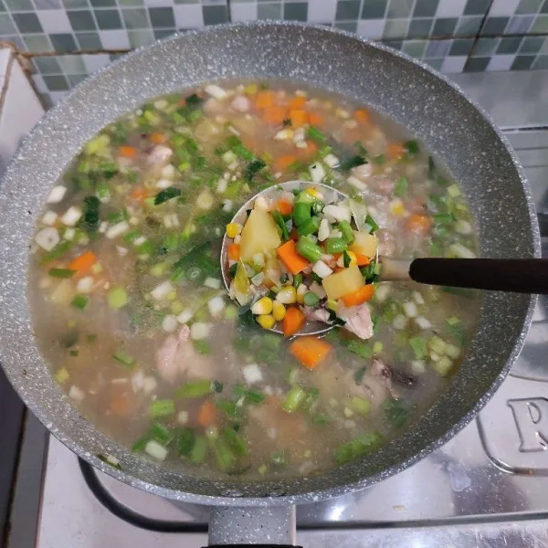 Masak hingga semua sayuran empuk, kemudian matikan api.