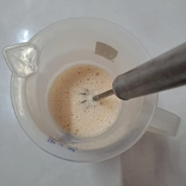 Saring air teh, tambahkan krimer kental manis. Aduk sampai rata dan larut, kemudian kocok dengan hand blender sampai berbusa banyak kemudian sisihkan.