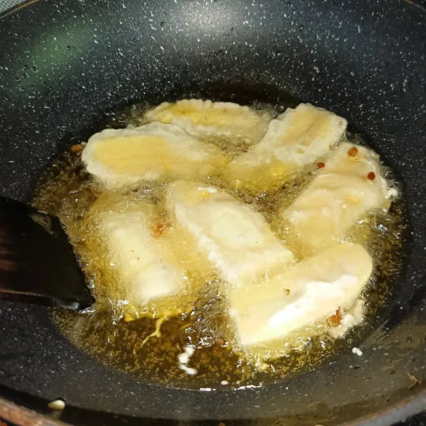 Goreng pisang sampai matang dan sedikit kecokelatan, angkat dan siap disajikan.
