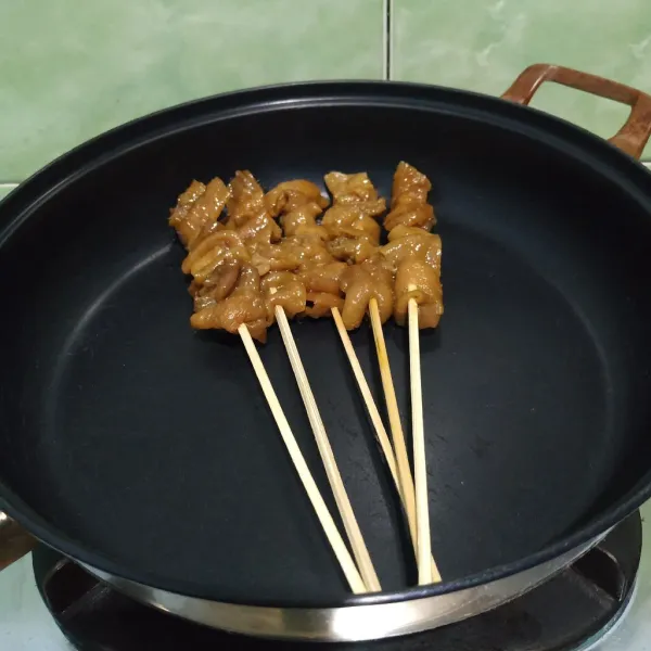 Panggang di teflon hingga matang. Sajikan dengan sambal.