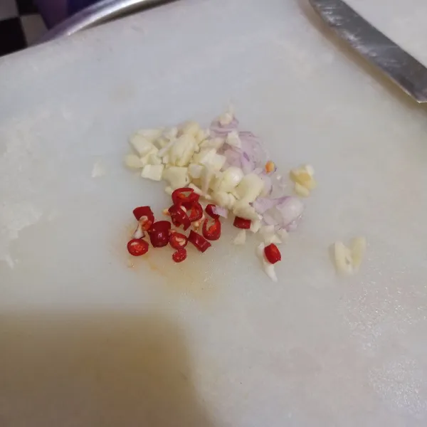 Iris bawang merah, bawang putih dan cabai merah keriting.